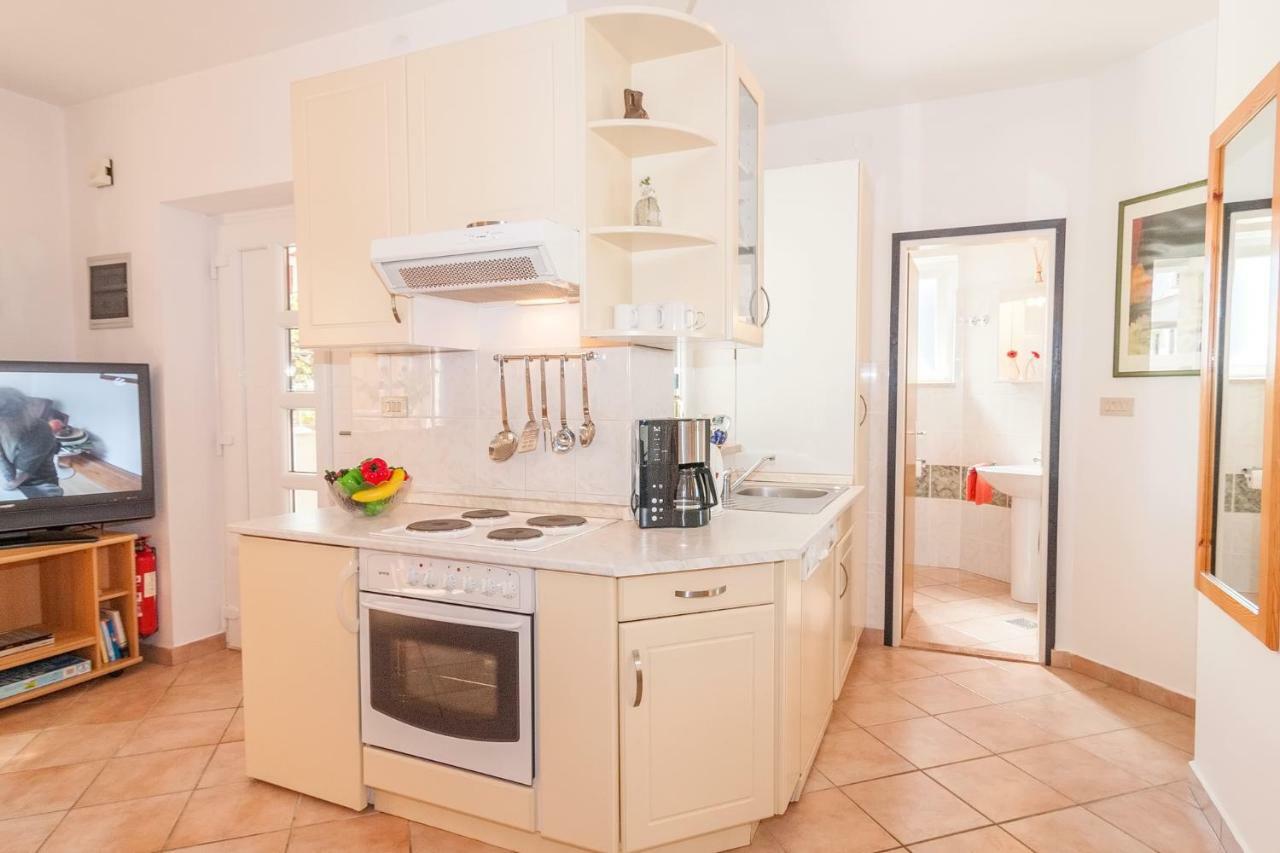 Villa California โปเรช ภายนอก รูปภาพ